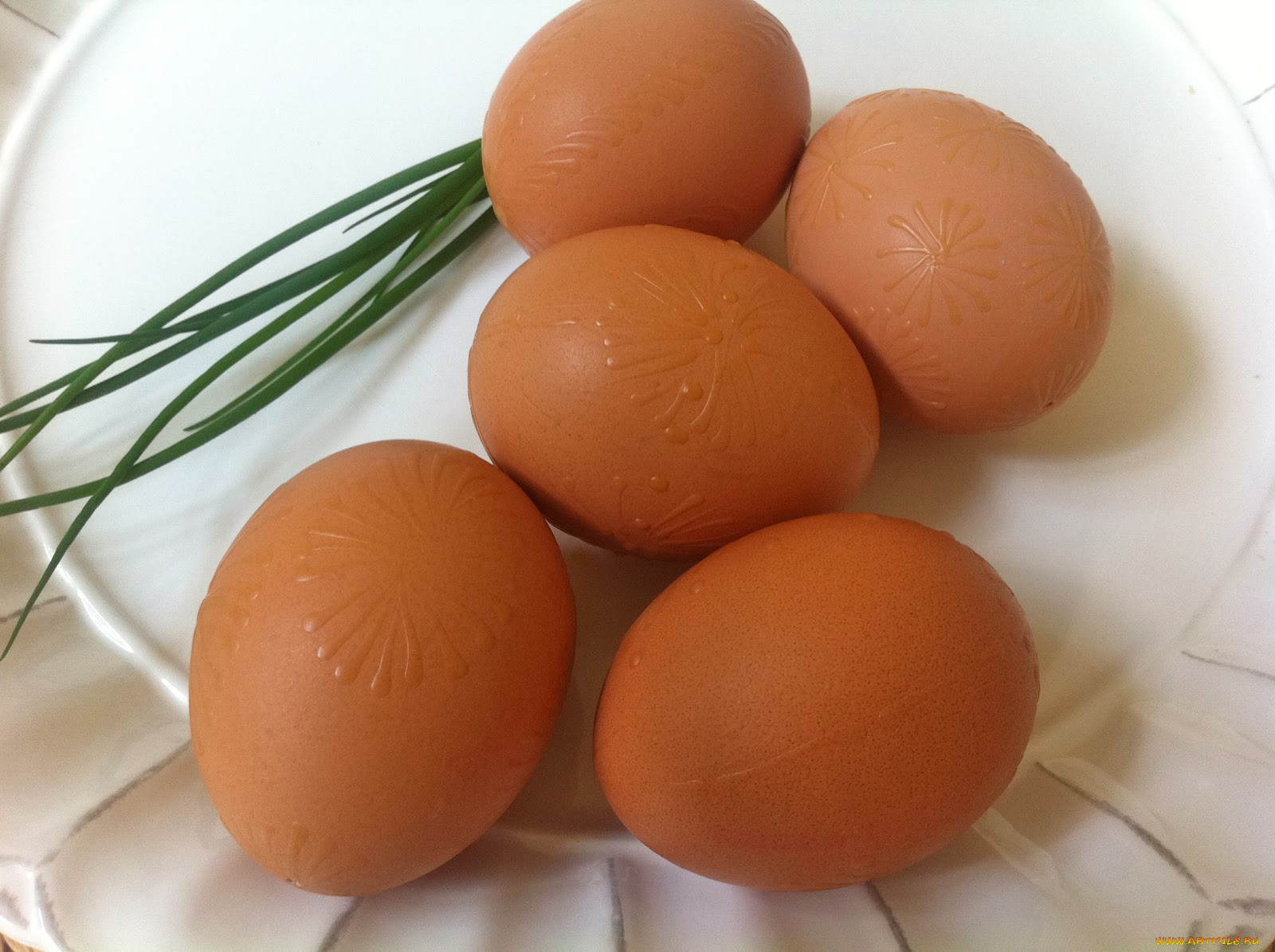 Теплые яички. Яйца с луком. С яйцом и луком варёные. Яйца + лук картинки. Лук в скорлупе.
